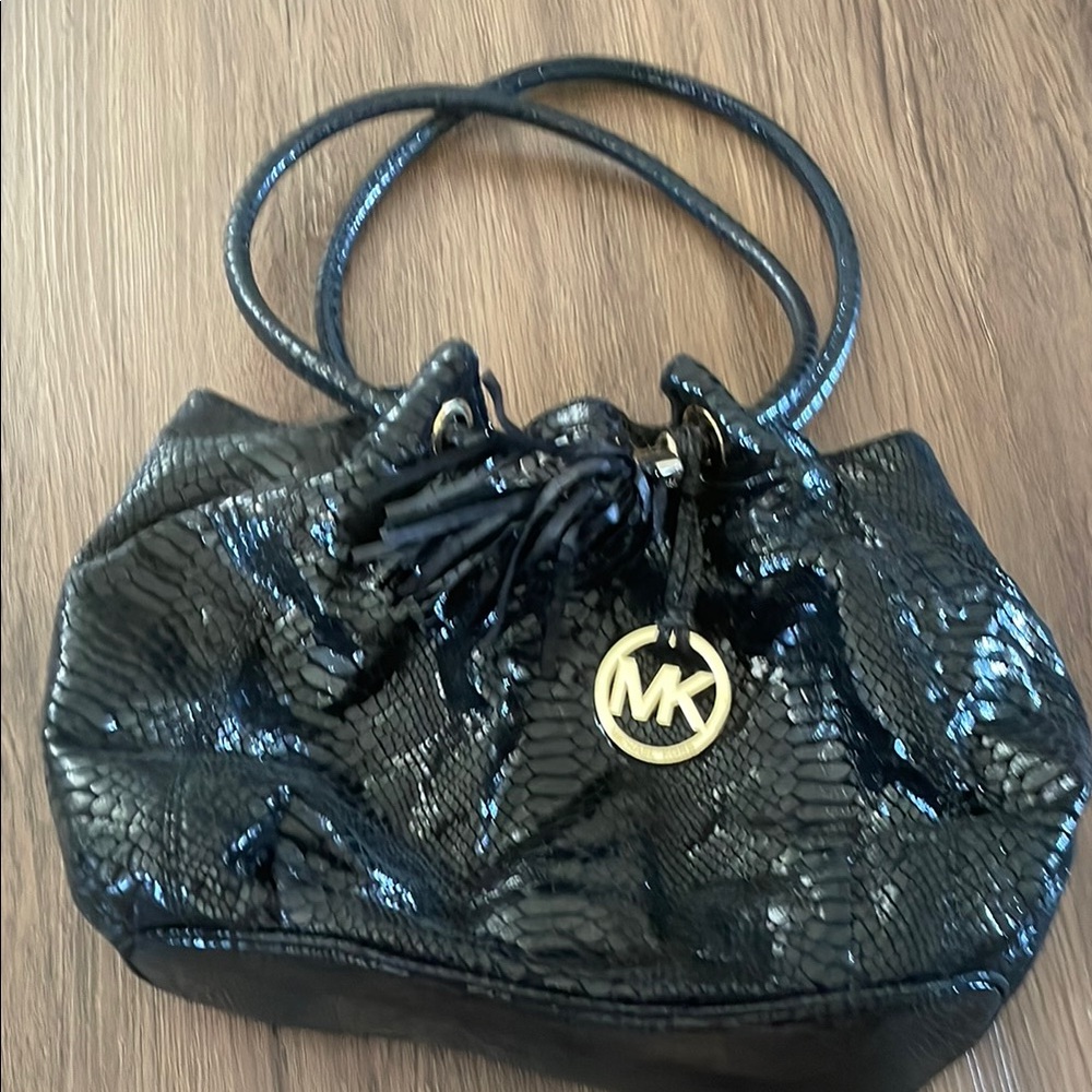 MICHEAL  KORS Putin Embossed Patent Leather Ring Shoulder Bag